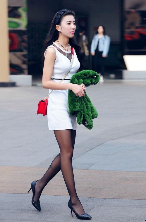 日韩人妻街拍美女视频